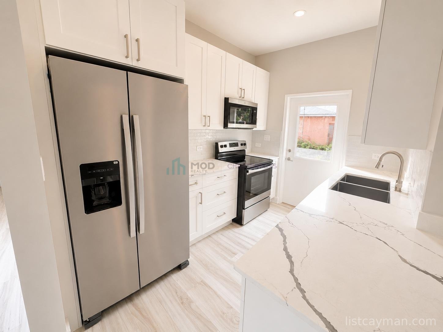 Brand New Spacious 3 bed 2 bath Duplex, Carmen Blvd photo 2