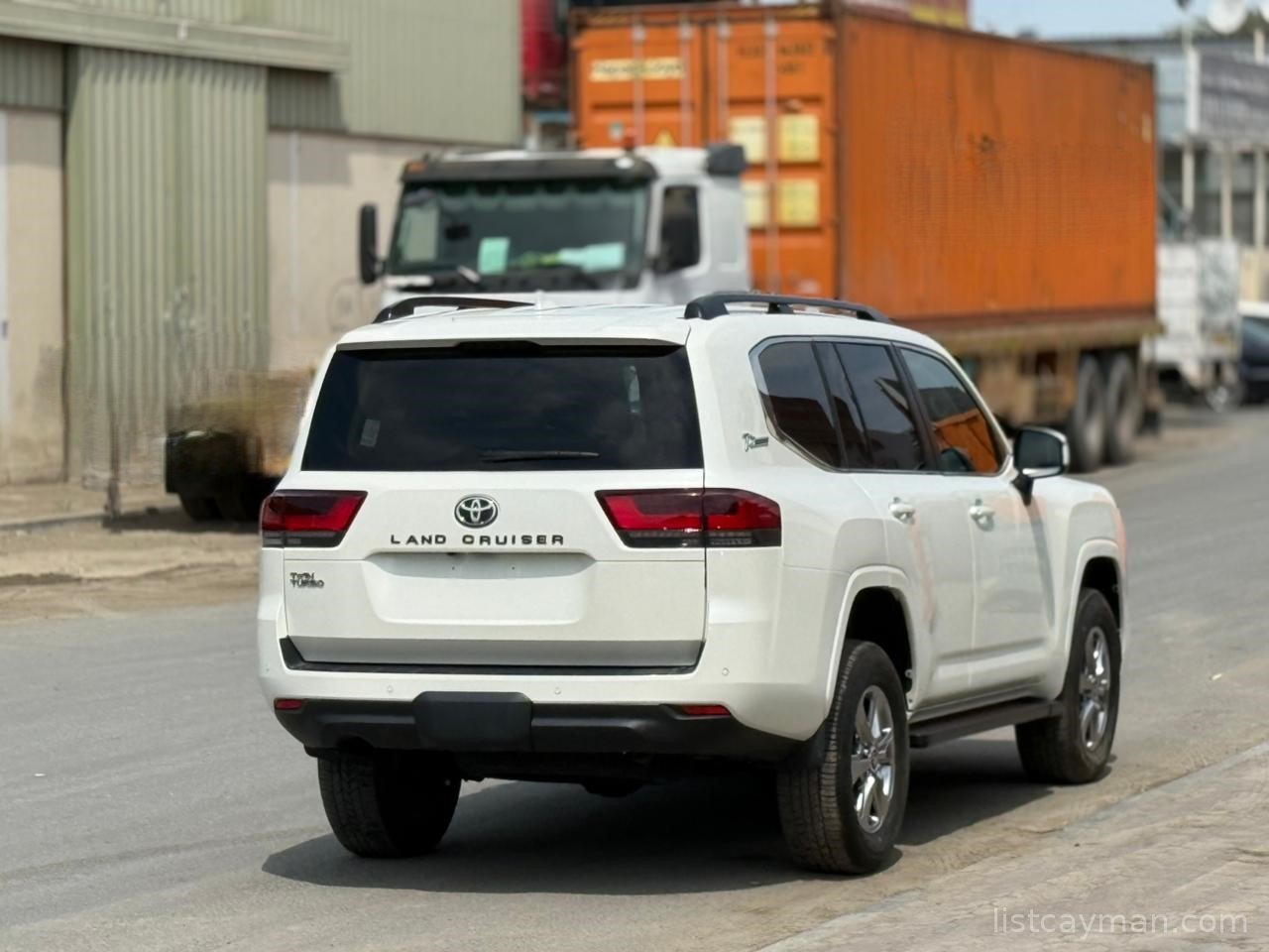TOYOTA LAND CRUISER 2022 | (RIGHT-HAND-DRIVE | JFT0216)  BODY: SUV  FUEL: Diesel YEAR: 2022 TRANSMISSION: Automatic DRIVE: 4WD ENGINE: 3300CC MILEAGE: 17,307 KM SEATS: 7 DOORS: 5 COLOR: White STEERING: RHD photo 3