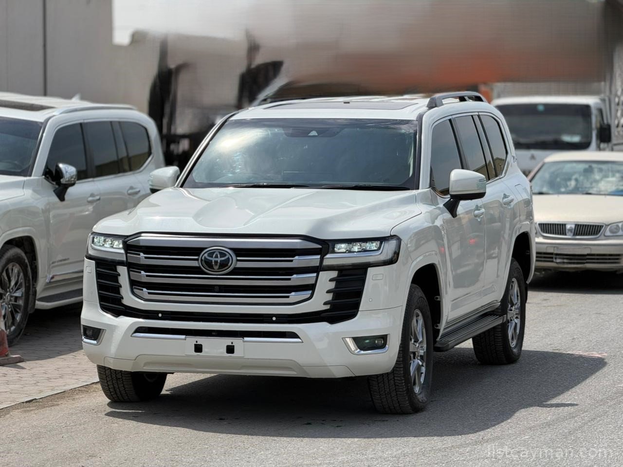 TOYOTA LAND CRUISER 2022 | (RIGHT-HAND-DRIVE | JFT0216)  BODY: SUV  FUEL: Diesel YEAR: 2022 TRANSMISSION: Automatic DRIVE: 4WD ENGINE: 3300CC MILEAGE: 17,307 KM SEATS: 7 DOORS: 5 COLOR: White STEERING: RHD photo 6